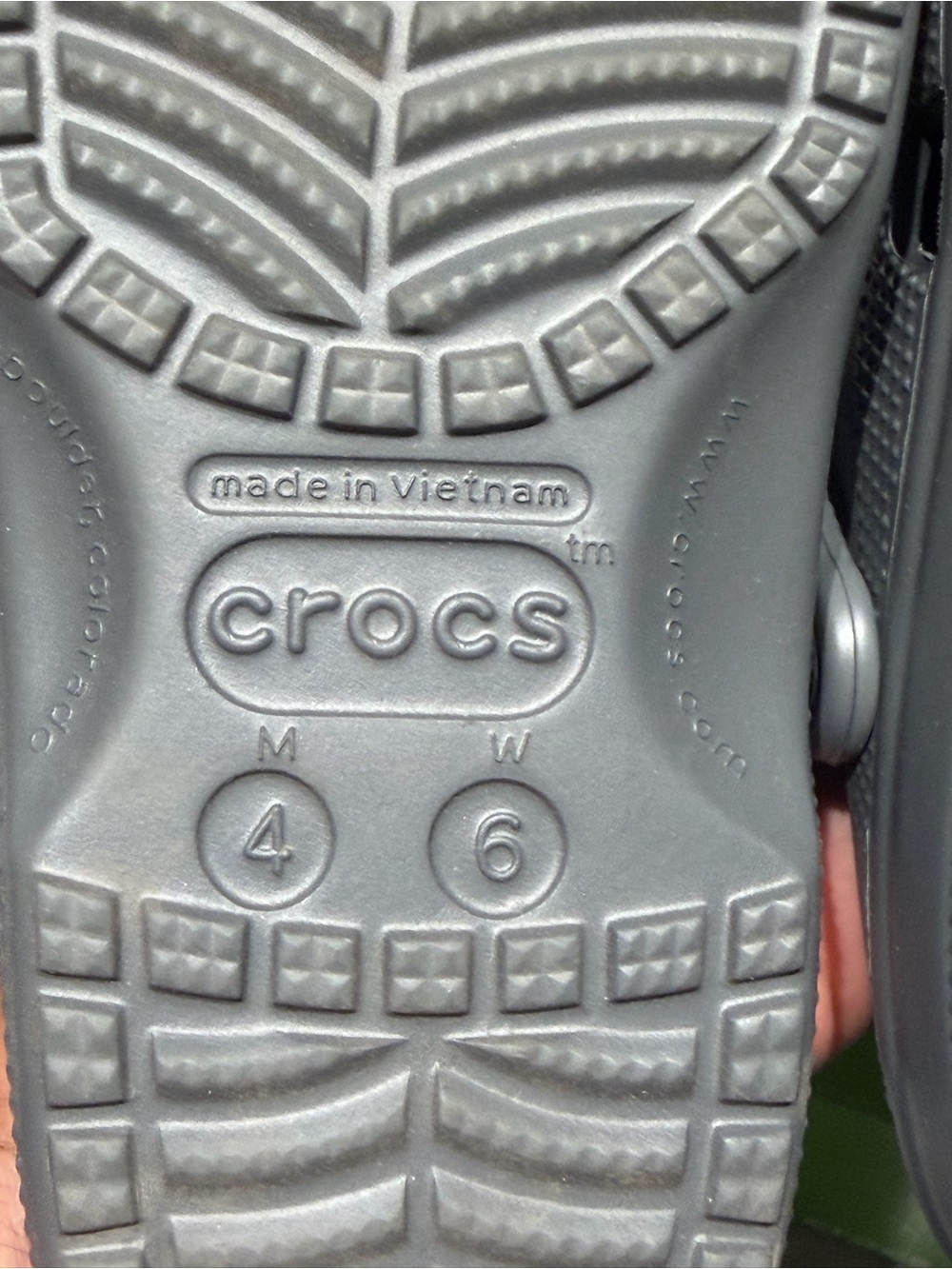 CROCS Kids Classic Clog in Charcoal Gray women’s 6 men’s 4 - Picture 5 of 6